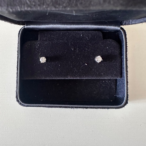 Tiffany & Co Diamond Studs in platinum - Picture 3 of 5